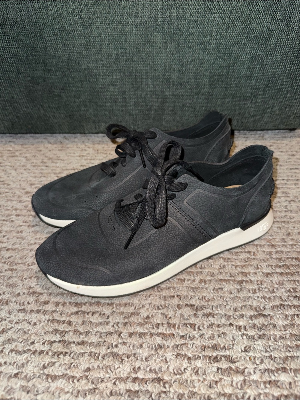 UGG SOFT BLACK LEATHER SNEAKERS SHOES WORN ONCE SIZE 8.5